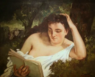 Een jonge vrouw die leest